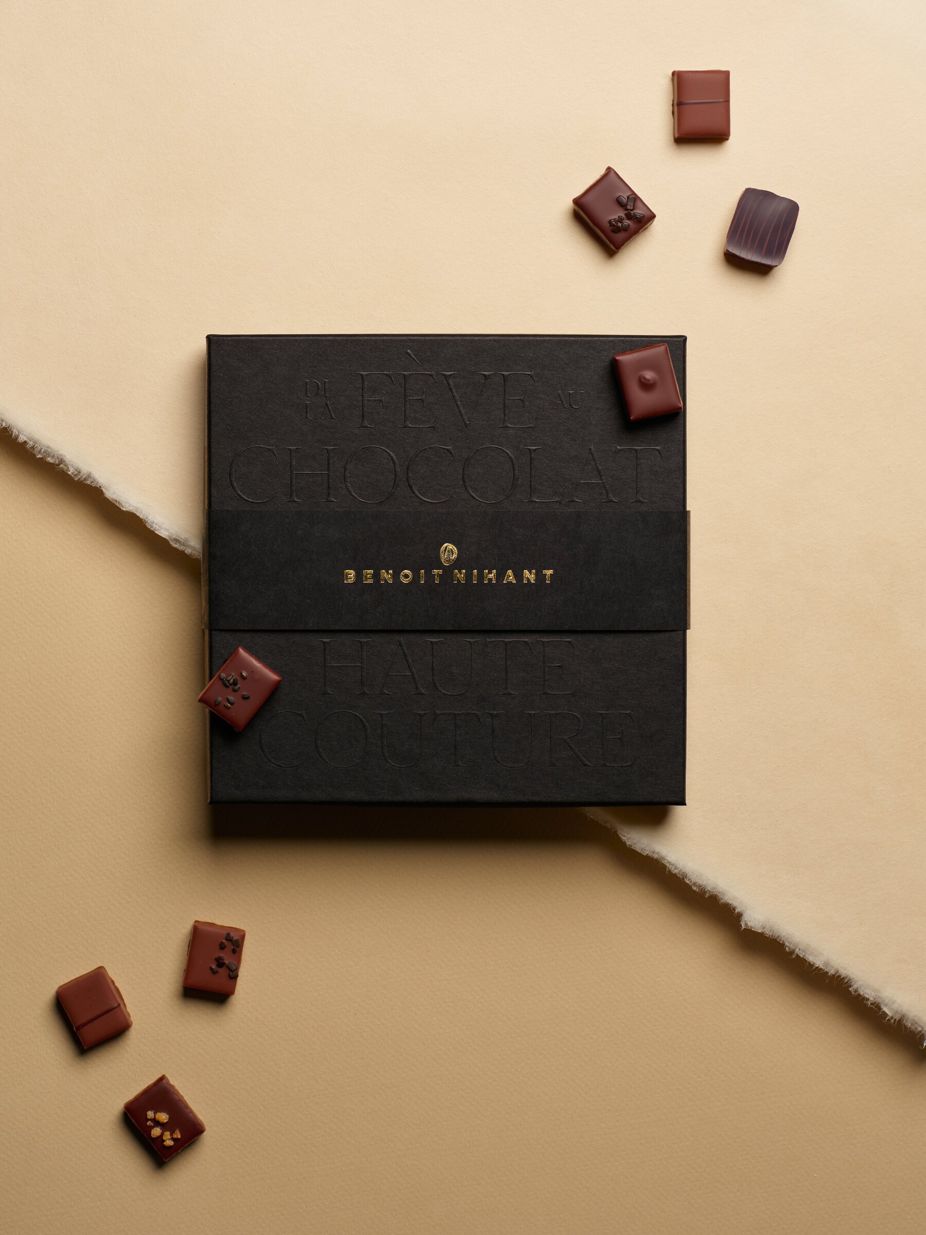 Benoît Nihant 'De la fève au chocolat' box with pralines scattered around