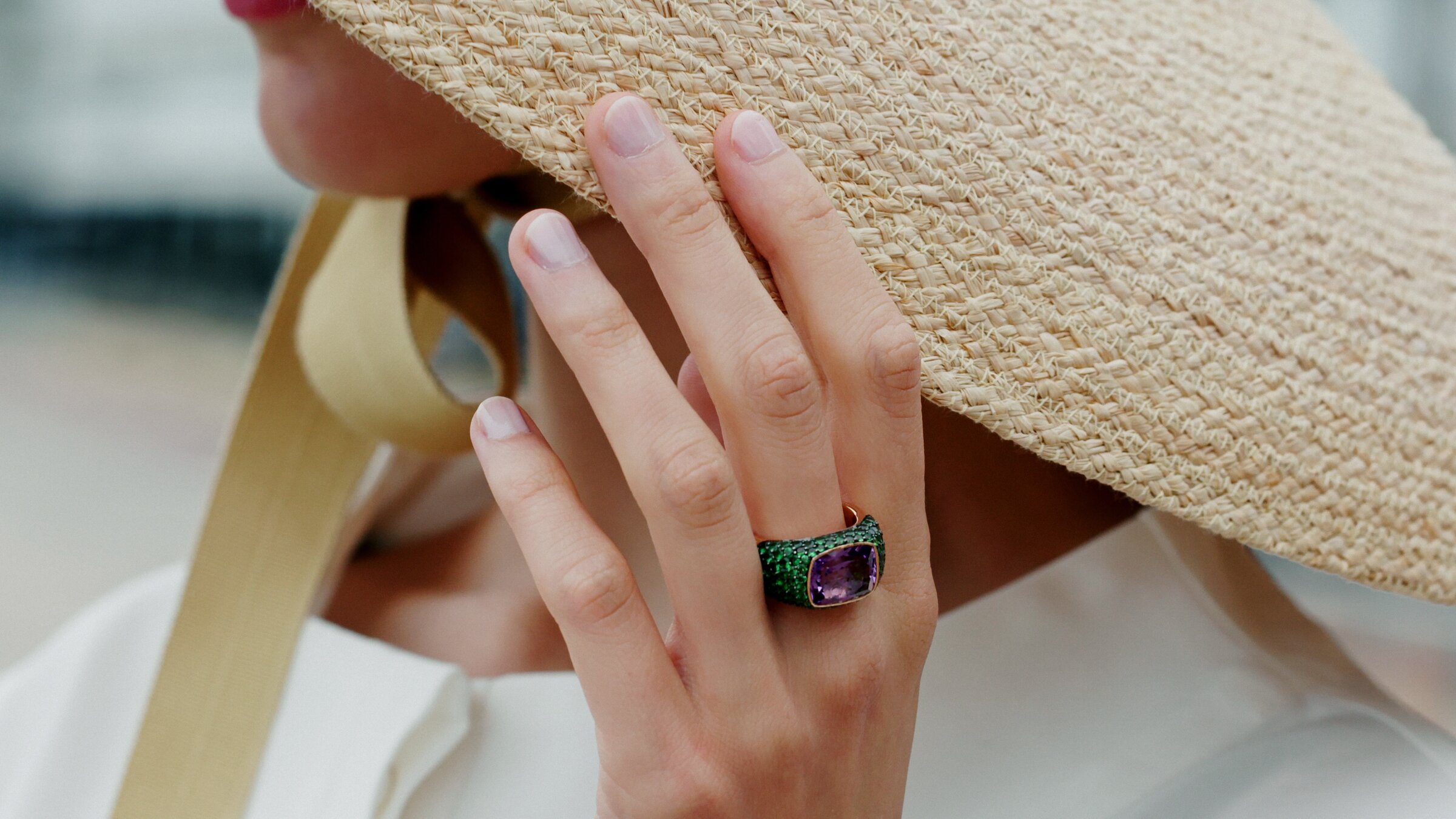 Wittmann ring with amethyst and emerald pavé, model in a straw hat